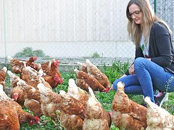 Michaela Dobeneck im Freilauf des "Chicken Palace", dem 2015 gebauten, Bioland-zertifizierten Hühnerstall für bis zu 150 Hühner.
