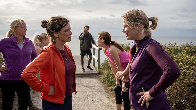 Ina Behrendsen (Julia Brendler, zweite von links) und Mette (Valerie Niehaus, rechts) gehen gern am Strand joggen.