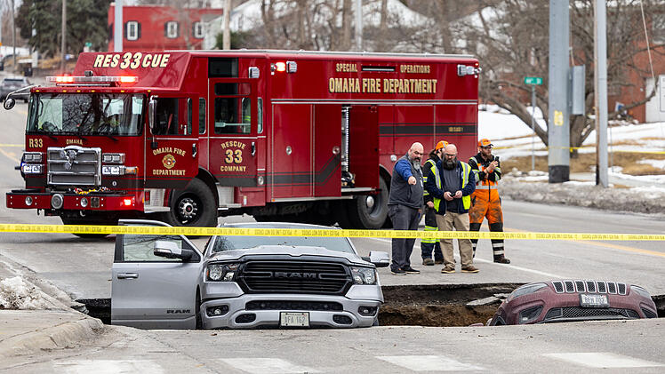 Stra&szlig;e in Nebraska bricht ein und verschluckt zwei Autos