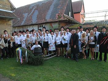 19 Paare haben beim traditionellen Betzentanz in Eggolsheim teilgenommen.  Foto: Erlwein