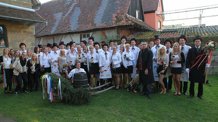 19 Paare haben beim traditionellen Betzentanz in Eggolsheim teilgenommen.  Foto: Erlwein