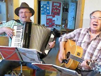 Stefan Ender (links) und Jürgen Ditsche waren Anstimmer, Vorsänger und musikalische Begleiter beim Wirtshaussingen im renovierten Vereinsheim der Rosenbergler. Foto: K.- H. Hofmann
