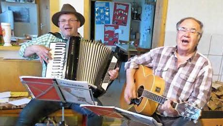 Stefan Ender (links) und Jürgen Ditsche waren Anstimmer, Vorsänger und musikalische Begleiter beim Wirtshaussingen im renovierten Vereinsheim der Rosenbergler. Foto: K.- H. Hofmann