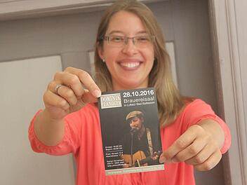 Tanja Dowerg mit dem Flyer zum Konzert Dominik Planggers im Loffelder Brauereisaal. Foto: Matthias Einwag