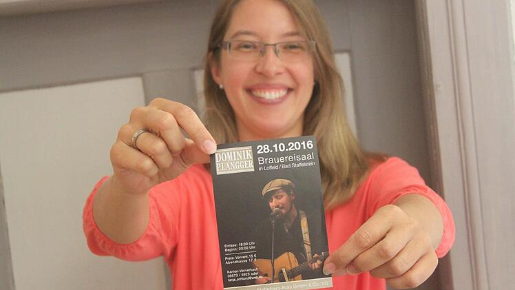 Tanja Dowerg mit dem Flyer zum Konzert Dominik Planggers im Loffelder Brauereisaal. Foto: Matthias Einwag