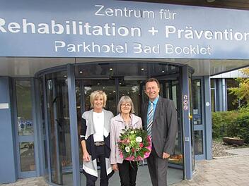 Personalleiterin Anette Schaden (links) und Geschäftsführer Harald Barlage vom Rehazentrum verabschiedeten Rosalinde Seehaus in den Ruhestand.  Foto: Franziska Braun