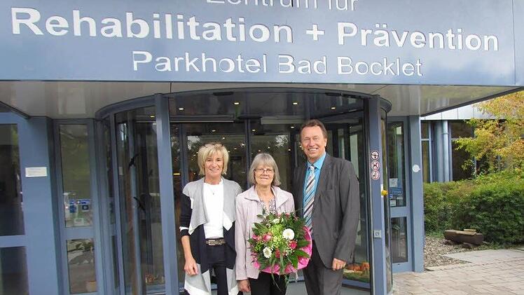 Personalleiterin Anette Schaden (links) und Geschäftsführer Harald Barlage vom Rehazentrum verabschiedeten Rosalinde Seehaus in den Ruhestand.  Foto: Franziska Braun
