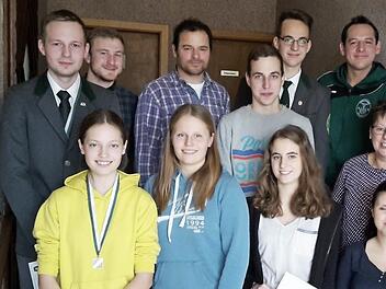 Erfolgreiche Schützen beim Schützenverein "Hubertus Dürrenried" (hinten von links): Andreas Bätz, Franz Hartung, Erwin Schloter, Johannes und Steffen Seifert, Sportleiter Martin Schramm, sowie (vorne von links): Lisa und Ines Wohlmacher, Anne Seifert, Irene Sauerteig und Christina Schramm. Foto: Martin Schramm