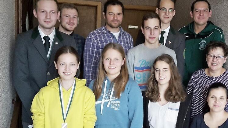 Erfolgreiche Schützen beim Schützenverein "Hubertus Dürrenried" (hinten von links): Andreas Bätz, Franz Hartung, Erwin Schloter, Johannes und Steffen Seifert, Sportleiter Martin Schramm, sowie (vorne von links): Lisa und Ines Wohlmacher, Anne Seifert, Irene Sauerteig und Christina Schramm. Foto: Martin Schramm