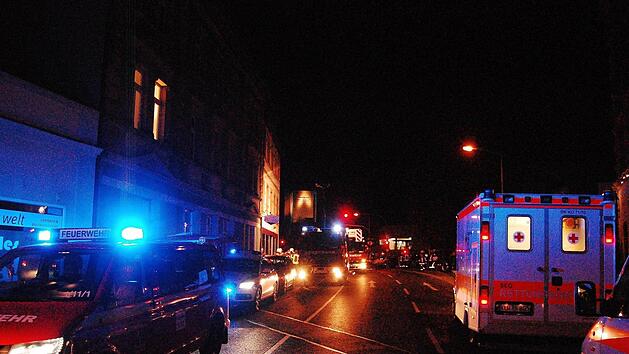 Das Feuer, das ein Mann  in einem Mehrfamilienhaus in der Sutte gelegt hatte, f&uuml;hrte zu einem Gro&szlig;einsatz der Rettungskr&auml;fte. Foto: Archiv/Karl-Heinz Weber