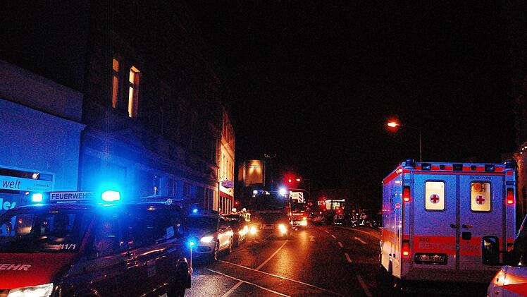 Das Feuer, das ein Mann  in einem Mehrfamilienhaus in der Sutte gelegt hatte, führte zu einem Großeinsatz der Rettungskräfte. Foto: Archiv/Karl-Heinz Weber
