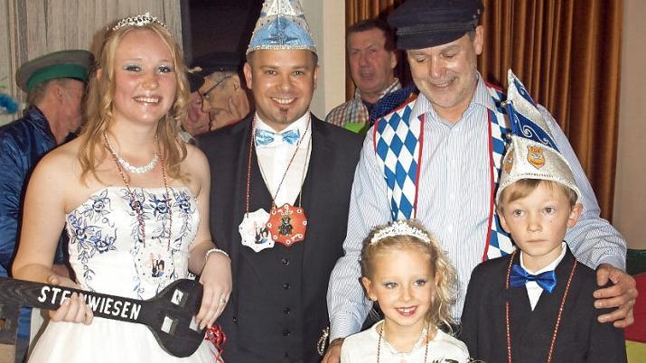 Nun haben sie die Rathausschlüssel erobert. Das Prinzenpaar Tamara I. und Sven I. sowie das Kinderprinzenpaar Lisa I. und David I. zusammen mit dem abgesetzten Bürgermeister Gerhard Wunder.