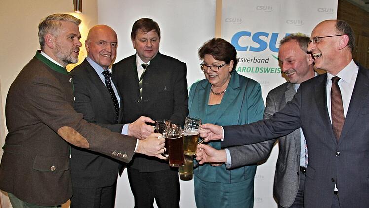 Mit Landtagspräsidentin Barbara Stamm stießen (von links) an: MdL Steffen Vogel, Landrat und Bezirksrat Thomas Habermann (Rhön-Grabfeld), Rupert Fichtner, Ortsvorsitzender CSU Maroldsweisach, Harald Deringer, 2. Bürgermeister Maroldsweisach und Landrat Wilhelm Schneider, Haßberge.
