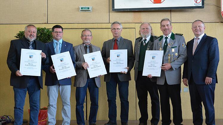 Weitere Sport-Ehrenbrief gingen an (von links) Harald Fischer, Edwin Metzler, Bernhard Troll, Michael Gro&szlig; und  Arno R&ouml;der. Bj&ouml;rn Hein