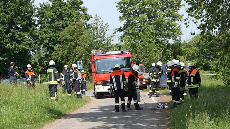 Die Wehrleute aus Burglauer, Reichenbach und Windheim machen sich für den Übungsfall "Unfall mit Gefahrenguttransporter" bereit. Foto: Matthias Nöth