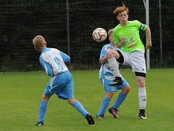 Rannungens Innenverteidiger David Kolb (rechts, gegen Oberleichtersbachs Tom Lorenz) erzielte zwei Tore beim 7:1-Sieg gegen die SG Oberleichtersbach/Modlos.ssp