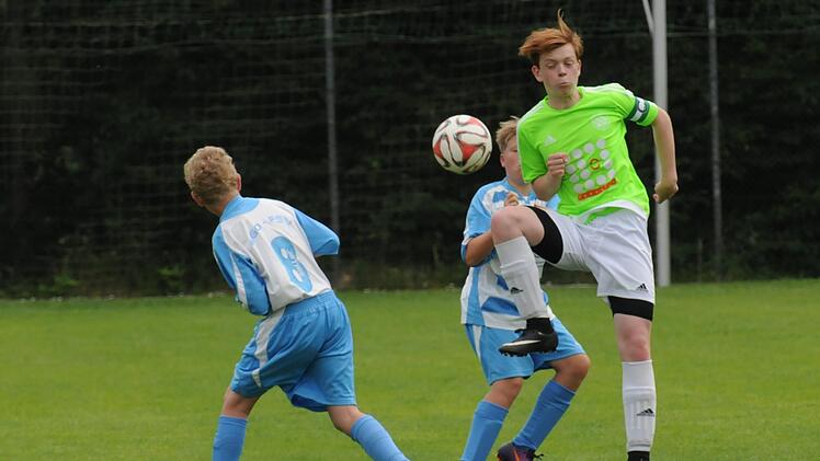 Rannungens Innenverteidiger David Kolb (rechts, gegen Oberleichtersbachs Tom Lorenz) erzielte zwei Tore beim 7:1-Sieg gegen die SG Oberleichtersbach/Modlos.ssp