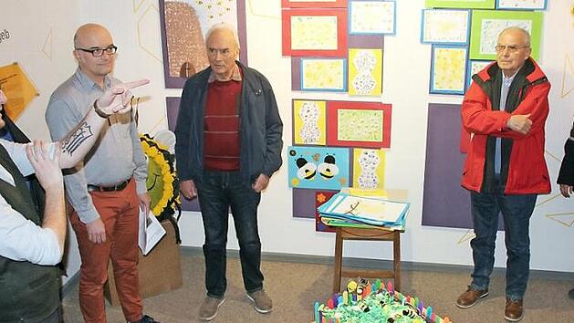 Student Felix Rossmann (links) erl&auml;utert das Konzept einer der Stationen in der es um bildliche Darstellungen der Bienen geht. Rechts neben ihm Stefan Andritschke vom B&uuml;rgerverein. Fotos: Eckehard Kiesewetter