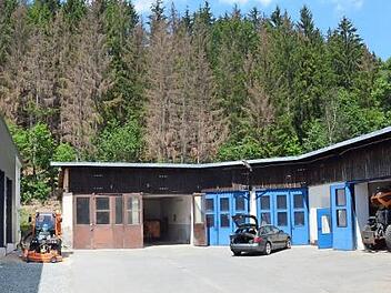 Links das neue Bauhofgebäude, für das weitere Gewerke zum Ausbau vergeben wurden. Darin werden Personalräume und Werkstatt geschaffen. Das rechts abgebildete Gebäude wird sukzessive in den nächsten Jahren erneuert.  Foto: K.- H. Hofmann