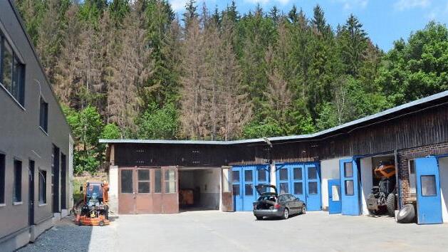 Links das neue Bauhofgebäude, für das weitere Gewerke zum Ausbau vergeben wurden. Darin werden Personalräume und Werkstatt geschaffen. Das rechts abgebildete Gebäude wird sukzessive in den nächsten Jahren erneuert.  Foto: K.- H. Hofmann