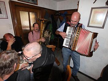 Ingo und Peter spielen beim Heller auf. Stimmung ist garantiert, auch wenn die beiden noch nicht ganz 250 Jahre dabei sind.  Fotos: Michael Busch
