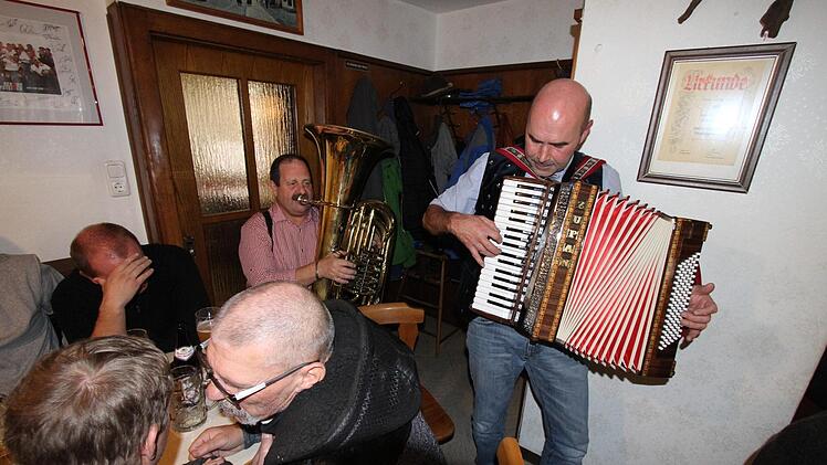 Ingo und Peter spielen beim Heller auf. Stimmung ist garantiert, auch wenn die beiden noch nicht ganz 250 Jahre dabei sind.  Fotos: Michael Busch