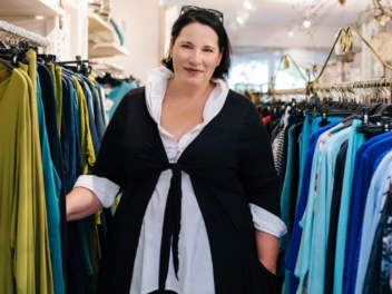 Frau Mainczyk in Ihrem Geschäft "Lagenlook Traumland" in Wasserburg am Inn. Mit dem lokalen Online-Marktplatz "Nürnberg bei eBay" ist Sie nun auch online erfolgreich. Foto: eBay Deutschland