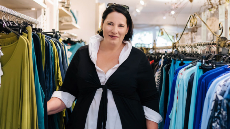 Frau Mainczyk in Ihrem Geschäft "Lagenlook Traumland" in Wasserburg am Inn. Mit dem lokalen Online-Marktplatz "Nürnberg bei eBay" ist Sie nun auch online erfolgreich. Foto: eBay Deutschland