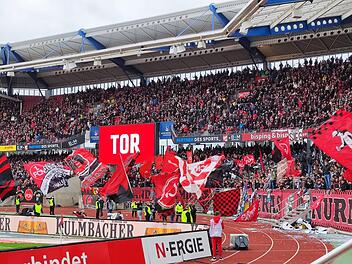 Die Stimmung im Fu&szlig;ballstadion kann sehr beeindruckend sein. Vor allem, wenn man zum ersten Mal dort ist.