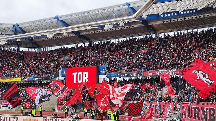 Die Stimmung im Fu&szlig;ballstadion kann sehr beeindruckend sein. Vor allem, wenn man zum ersten Mal dort ist.