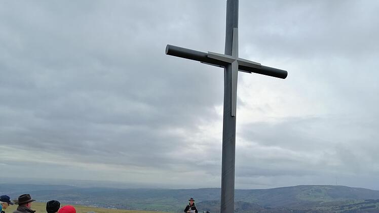 Richtfest: Christian Enders hält den Richtspruch neben dem neuen Kreuz auf dem Himmeldunkberg. Zahlreiche Wanderer und Helfer fanden den Weg hinauf. Foto: Barbara Enders