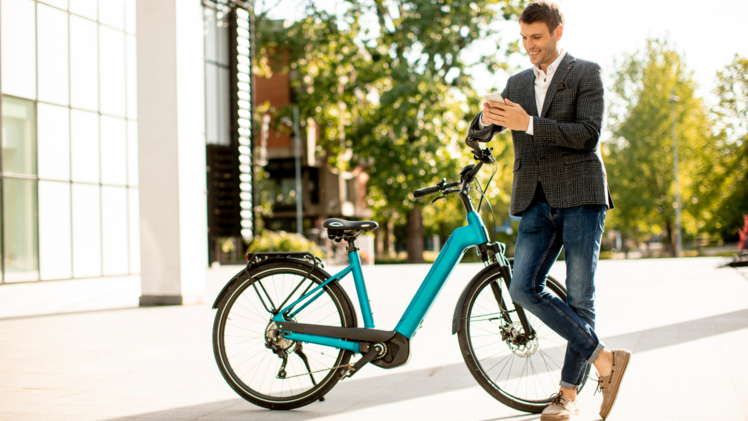 Mit ihren schlanken Designs und praktischen Funktionen wie integrierten Gepäckträgern und Beleuchtungssystemen sind City E-Bikes ideal für Pendler und Stadtbewohner.