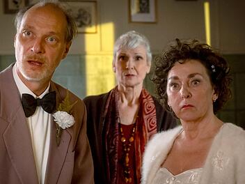 Die feierliche Zeremonie, bei der Ronnie (Martin Brambach) und Hilde (Steffi K&uuml;hnert, rechts) vor der Pastorin (Ulrike H&uuml;bschmann) ihr Ehegel&uuml;bte erneuern wollten, wird von einem &Uuml;berraschungsgast unterbrochen.