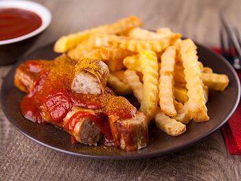 Currywurst mit Pommes Frites