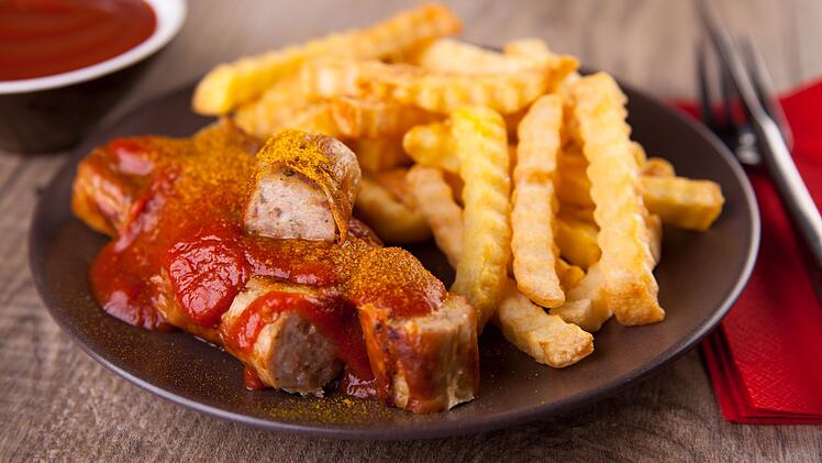 Currywurst mit Pommes Frites