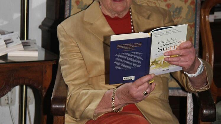 Christiana von Lerchenfeld las beim Weihnachtsmarkt zu jeder vollen Stunde eine besinnliche Geschichte vor. Foto: Sonja Adam