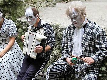 Lucile (Katharina Leschinsky), der falsche Arzt (Robert Eller) und der Gutsherr Gorgibus (Oliver Hepp) traten auch als Musiker auf. Foto: Sonja Adam