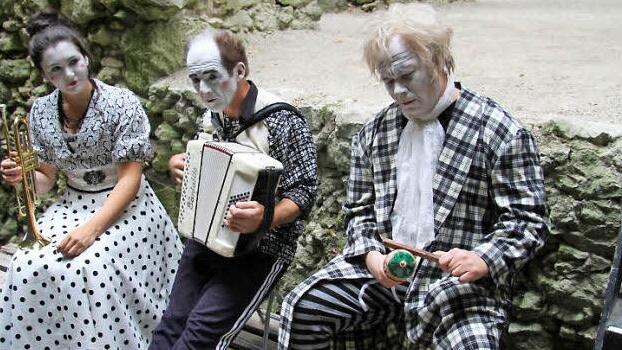 Lucile (Katharina Leschinsky), der falsche Arzt (Robert Eller) und der Gutsherr Gorgibus (Oliver Hepp) traten auch als Musiker auf. Foto: Sonja Adam