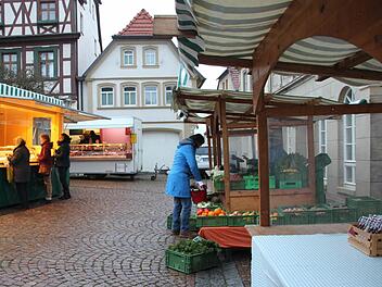 3,5 Stände und ein Verkaufswagen bildeten den Eberner Bauernmarkt zum Start ins neue Jahr am gestrigen Freitag. Der Sieghörtner-Stand, stets ein Anziehungspunkt, blieb leer. Fotos: Ralf Kestel