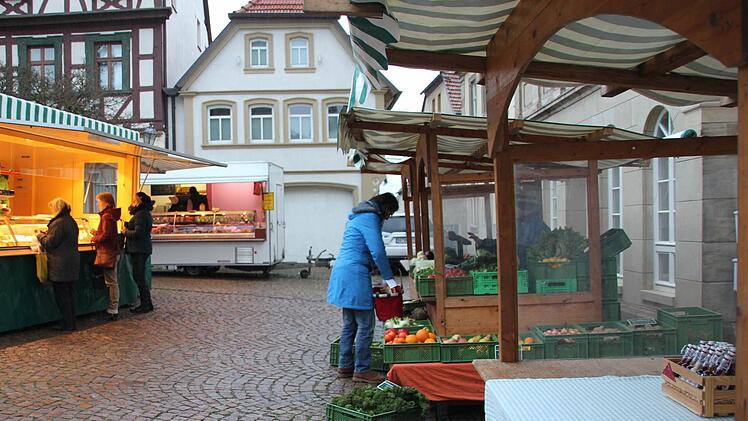 3,5 Stände und ein Verkaufswagen bildeten den Eberner Bauernmarkt zum Start ins neue Jahr am gestrigen Freitag. Der Sieghörtner-Stand, stets ein Anziehungspunkt, blieb leer. Fotos: Ralf Kestel