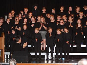 Über 70 Buben und Mädchen wirkten im Chor bei diesem Kindermusical "Mönsch Martin" mit. Foto: Günther Geiling