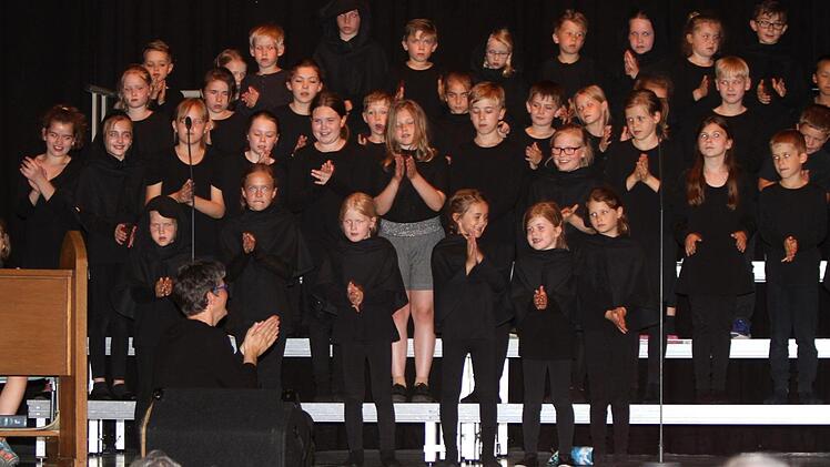 Über 70 Buben und Mädchen wirkten im Chor bei diesem Kindermusical "Mönsch Martin" mit. Foto: Günther Geiling
