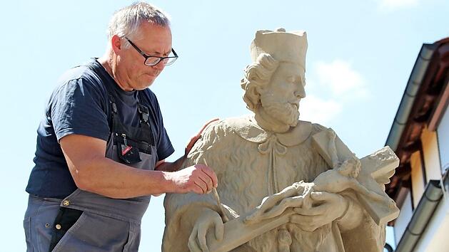 Steinbildhauermeister Konrad Götz verpasste dem Nepomuk in der Hauptstraße eine Runderneuerung.  Foto: Andreas Dorsch