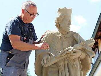 Steinbildhauermeister Konrad Götz verpasste dem Nepomuk in der Hauptstraße eine Runderneuerung.  Foto: Andreas Dorsch