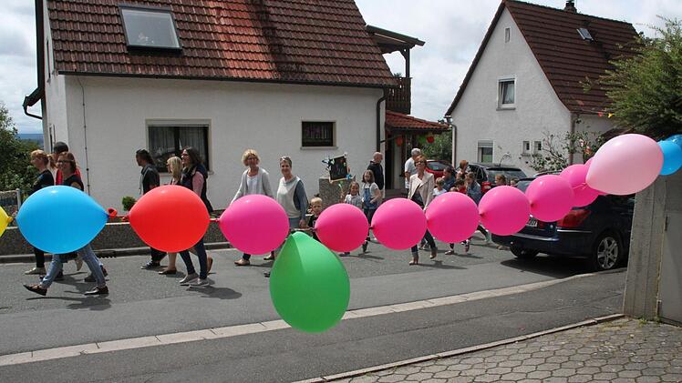 Vorbei an bunten Luftballons schlängelte sich ein ebenso bunter Zug durch Burghaigs Straßen. Foto: Stephan Stöckel.