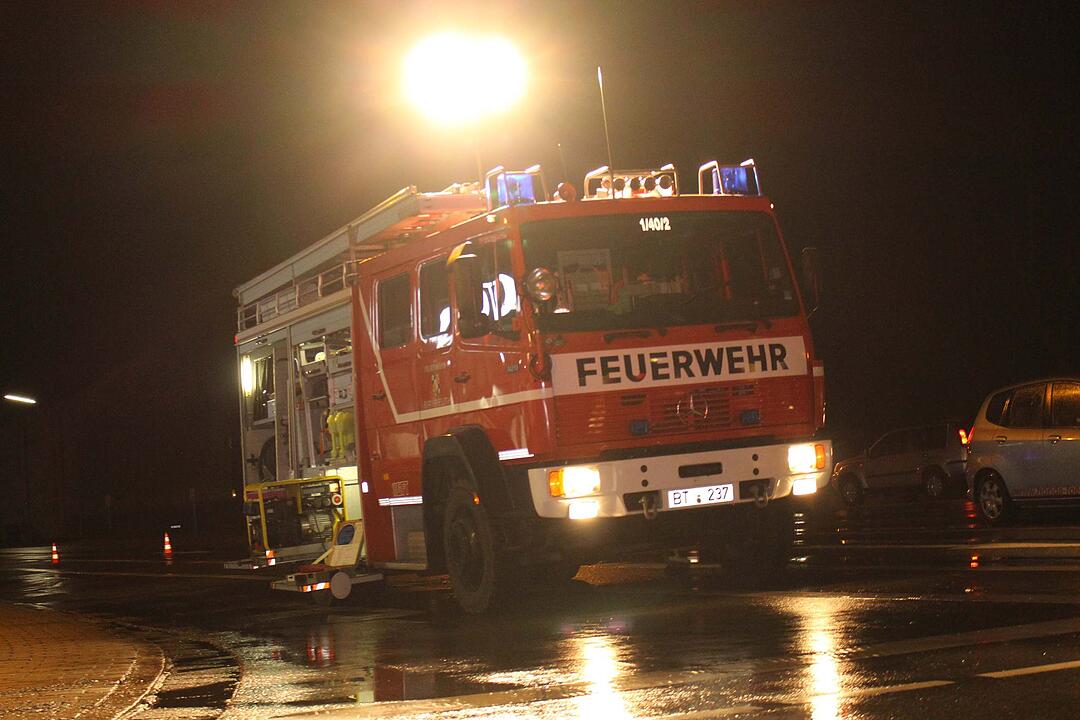 Unfall Bayreuth: Feuerwehr rettet Frau aus Auto