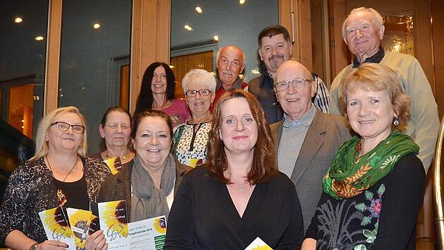 Auszeichnungen f&uuml;r besonderes Engagement beim Verein "Gemeinsam gegen Krebs" gab es durch die Vorsitzende Martina Stauch (vorne, Dritte von links) w&auml;hrend der Jahresdankfeier.  Foto: K.- H. Hofmann