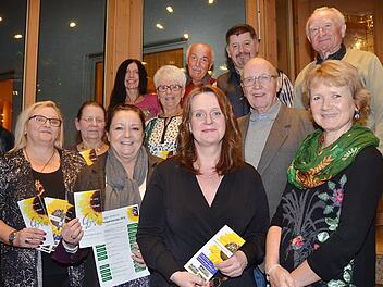 Auszeichnungen für besonderes Engagement beim Verein "Gemeinsam gegen Krebs" gab es durch die Vorsitzende Martina Stauch (vorne, Dritte von links) während der Jahresdankfeier.  Foto: K.- H. Hofmann