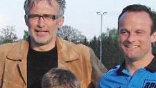 Niklas Dorsch 2009 als Elfjähriger im Trikot des 1. FC Nürnberg mit den Ex-Profis Jörg Dittwar (links) und Armin Eck. Foto: Archiv
