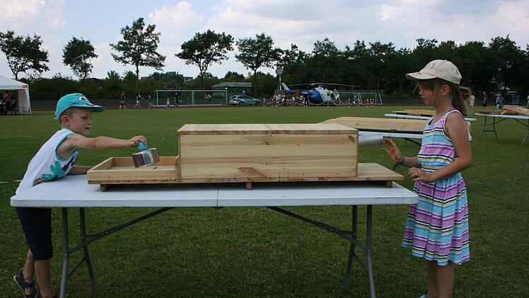 Linus Fischer und Luisa Schubert mochten Airhockey.